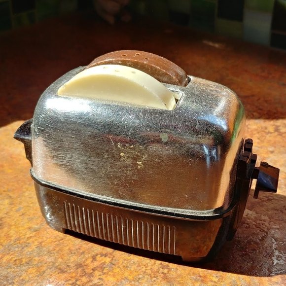 Vintage Salt and Pepper Toaster - Picture 1 of 8